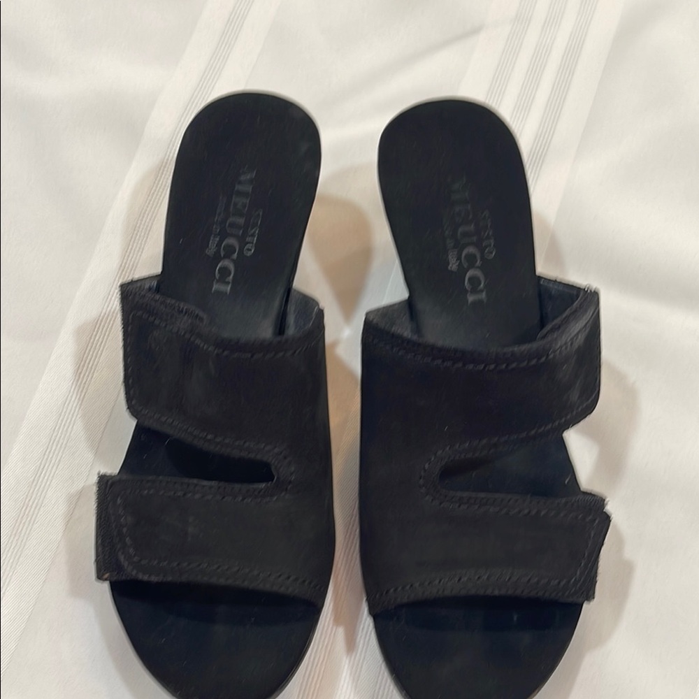 Sesto Meucci Black Minimalist Design